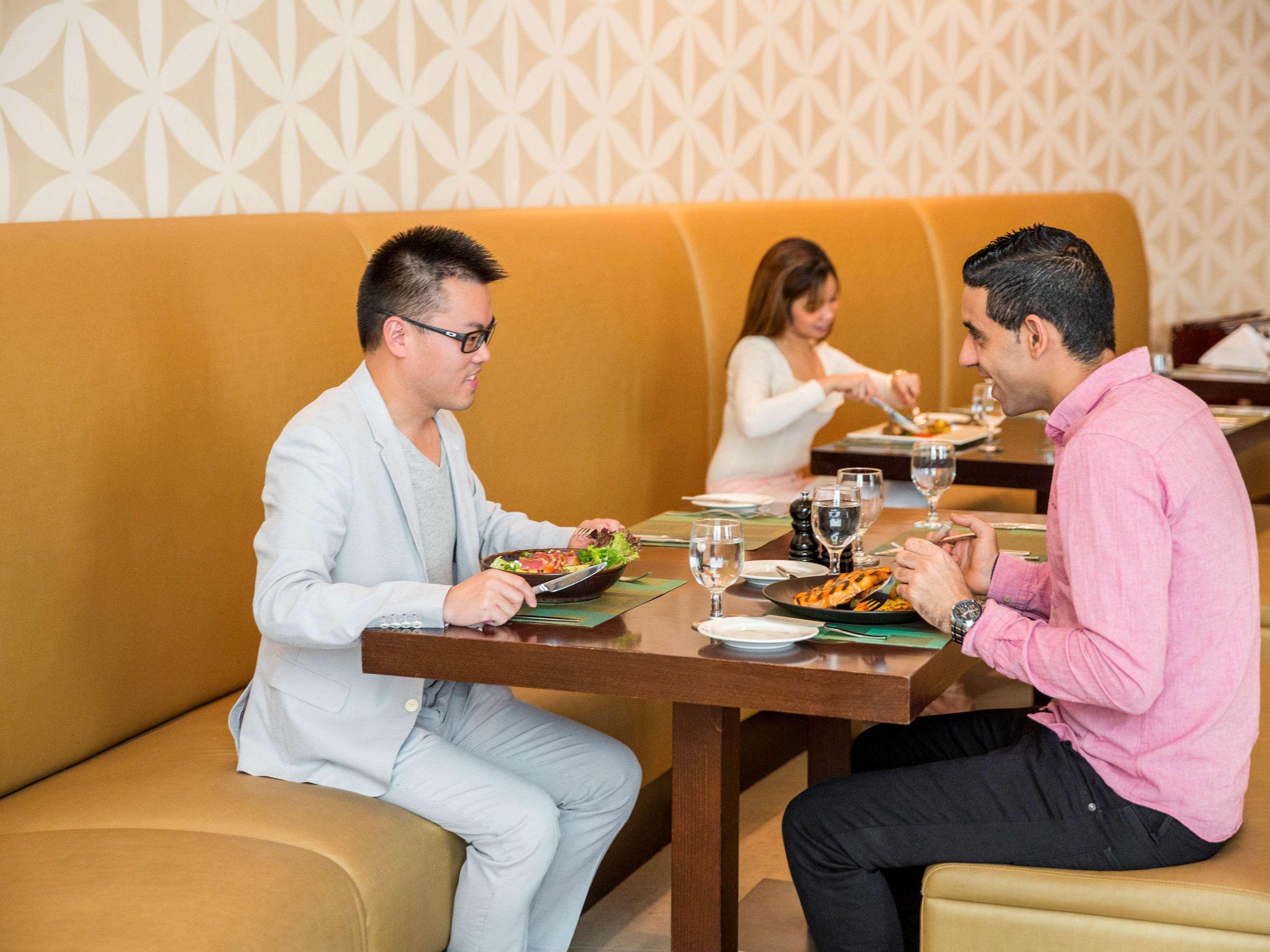 Novotel Deira Creekside Дубай Екстериор снимка
