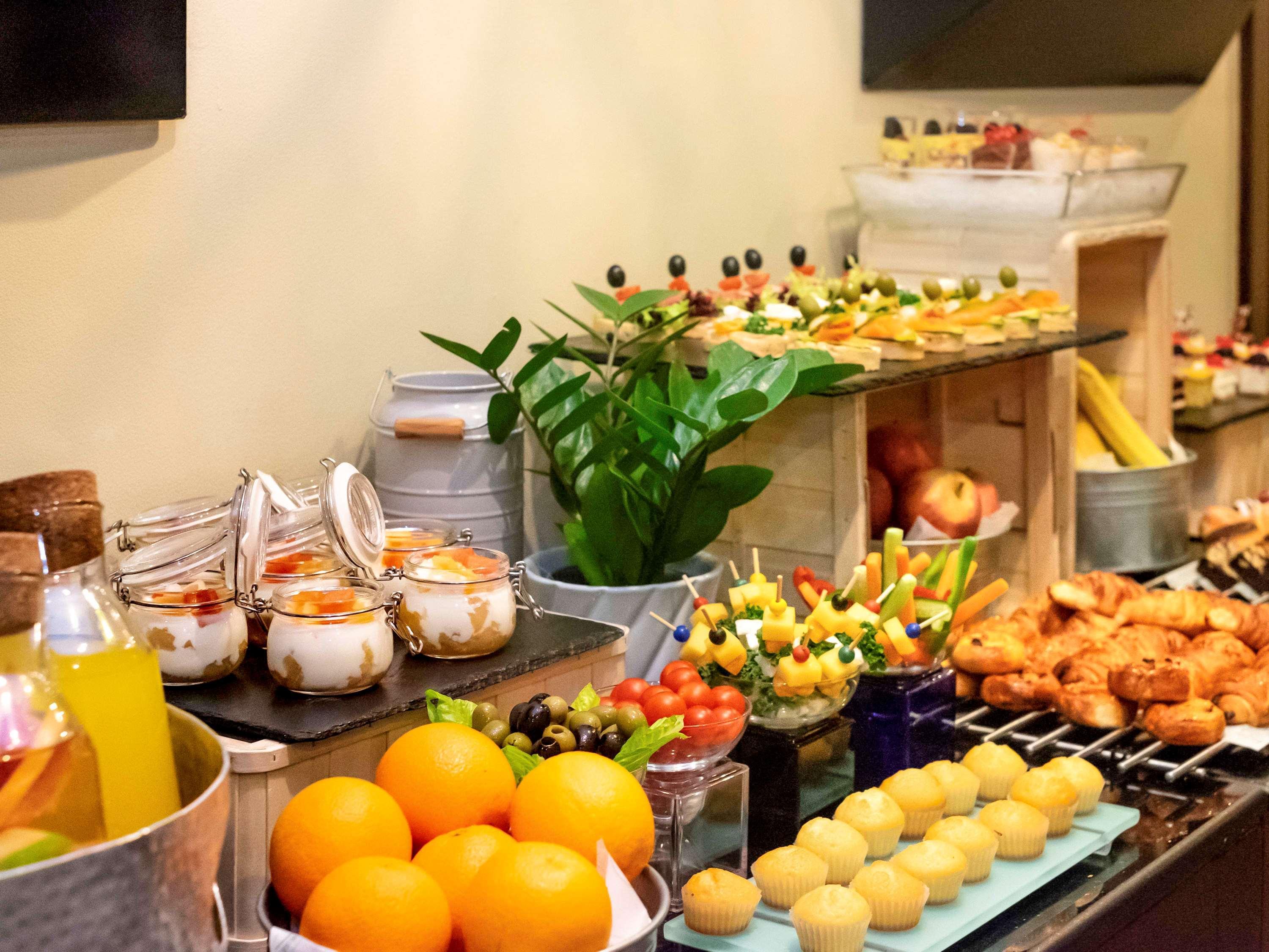 Novotel Deira Creekside Дубай Екстериор снимка