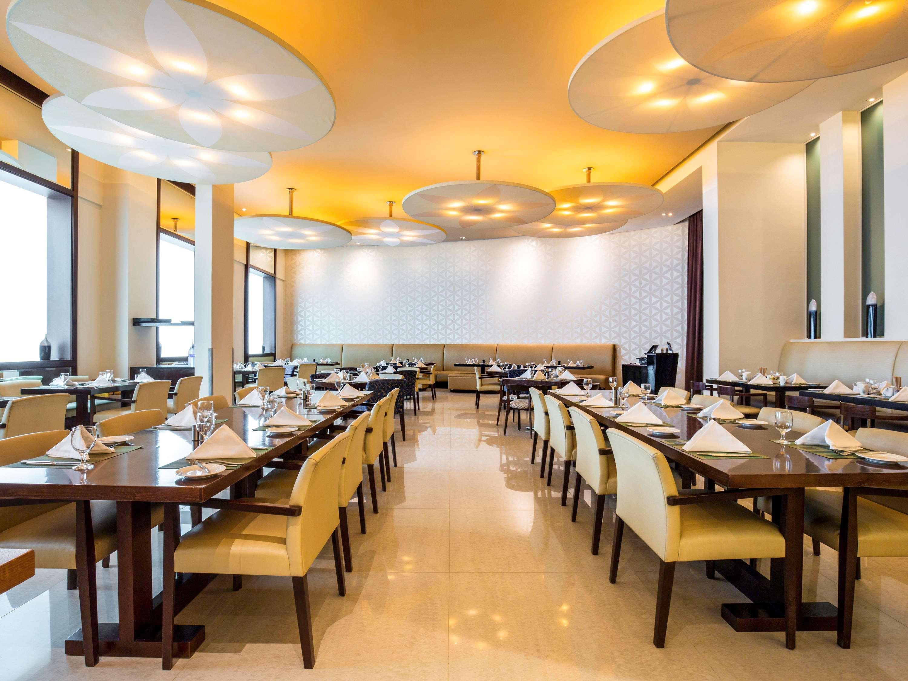 Novotel Deira Creekside Дубай Екстериор снимка