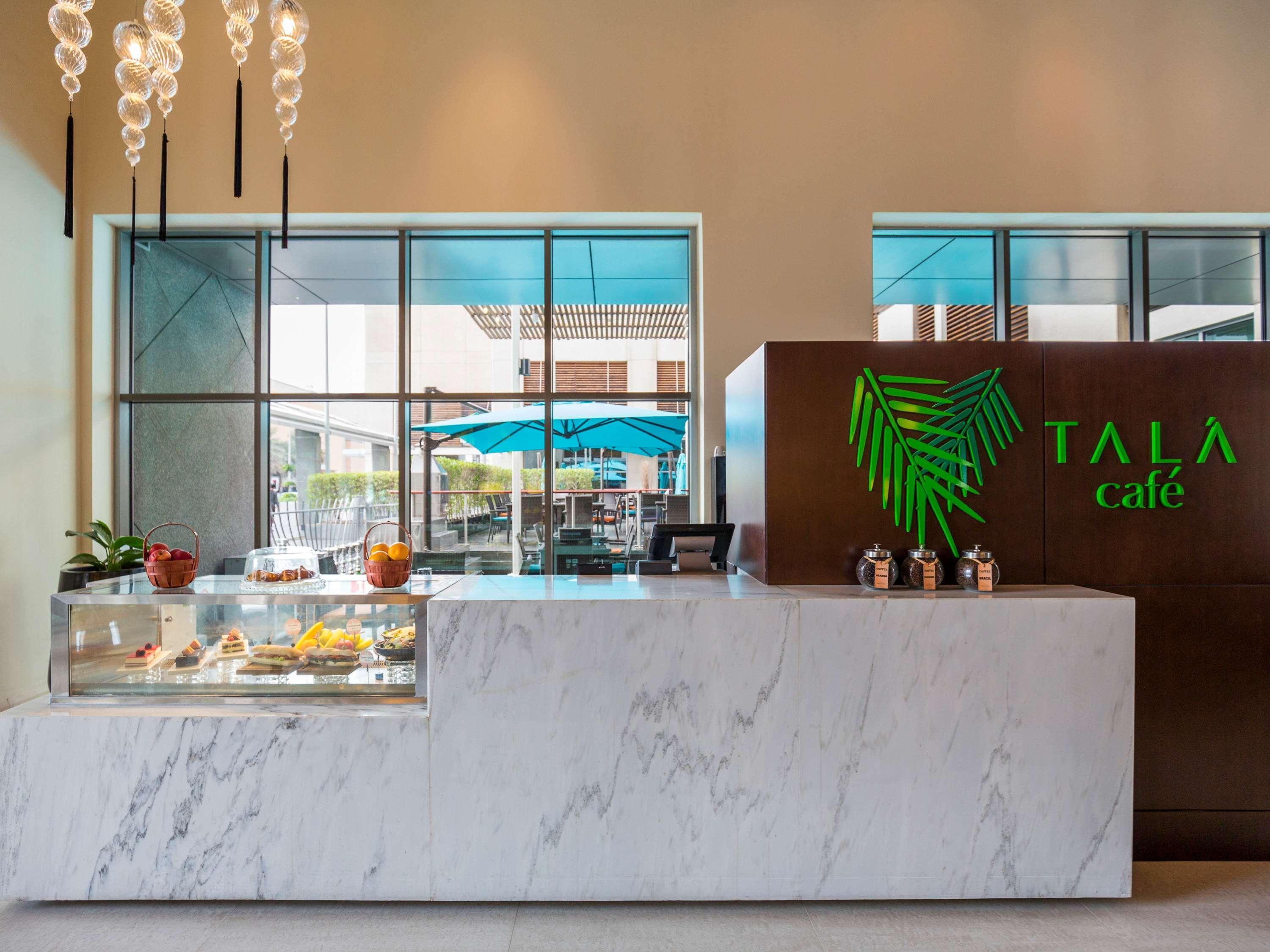 Novotel Deira Creekside Дубай Екстериор снимка